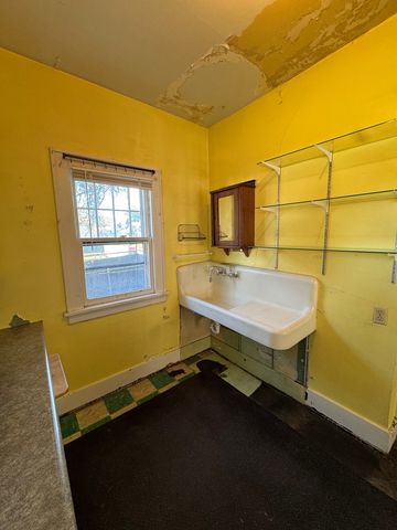 918 W Locust Street, Davenport, IA 52804
