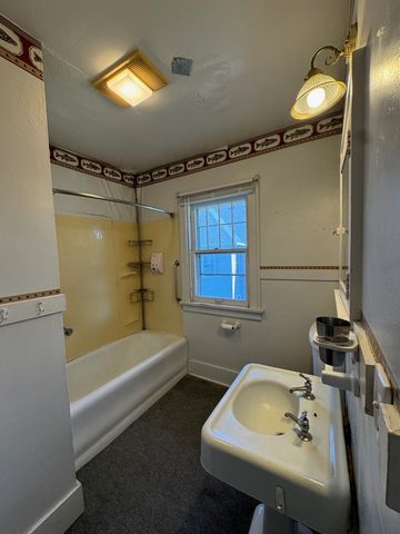 918 W Locust Street, Davenport, IA 52804