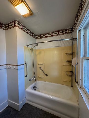 918 W Locust Street, Davenport, IA 52804