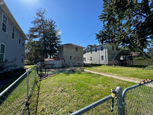 918 W Locust Street, Davenport, IA 52804