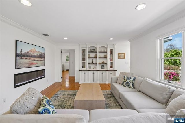 63 Danebury Downs, Upper Saddle River, NJ 07458