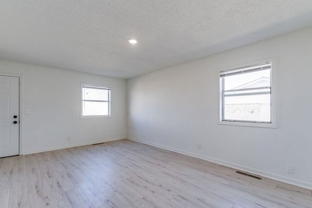 7035 W Newell St, Wichita, KS 67212