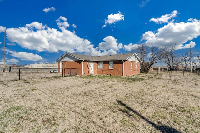 7035 W Newell St, Wichita, KS 67212