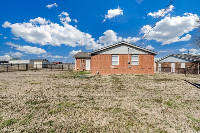 7035 W Newell St, Wichita, KS 67212