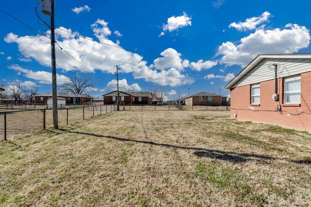 7035 W Newell St, Wichita, KS 67212