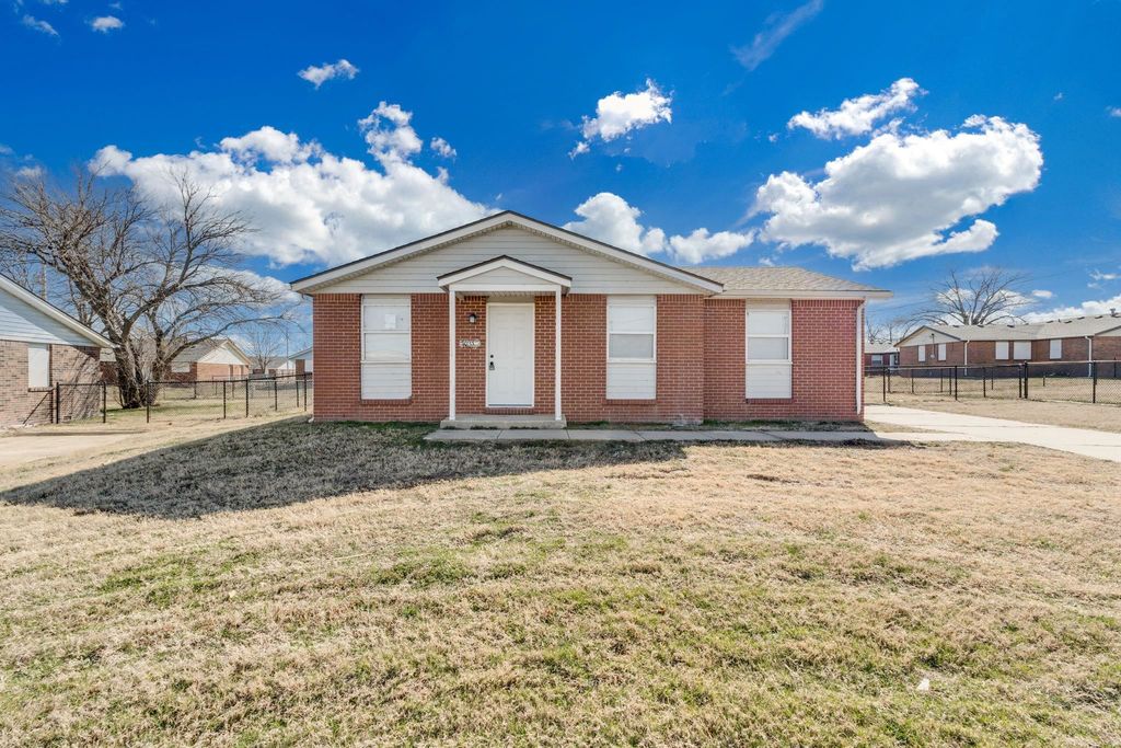 7035 W Newell St, Wichita, KS 67212