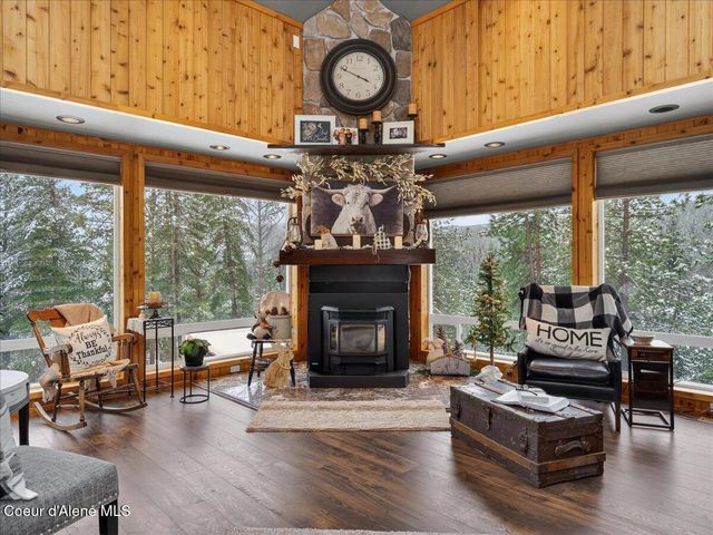 483 Paradise LN, Pinehurst, ID 83850