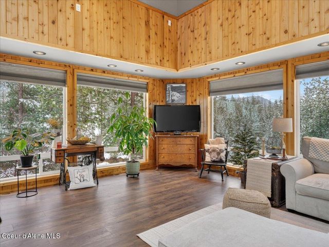 483 Paradise LN, Pinehurst, ID 83850