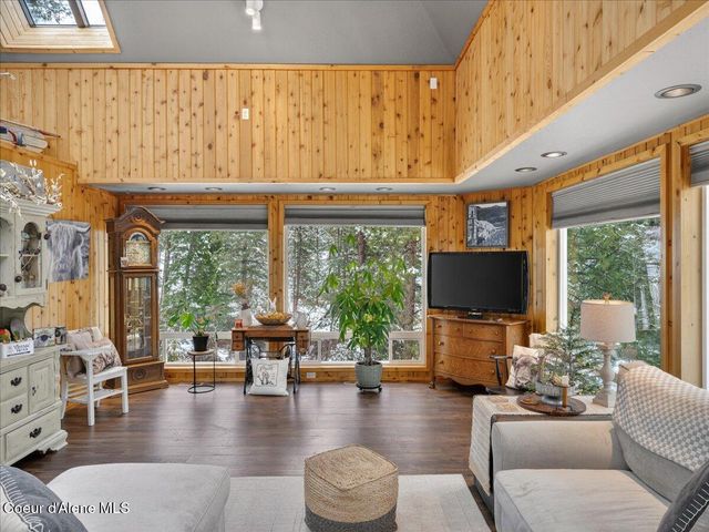 483 Paradise LN, Pinehurst, ID 83850