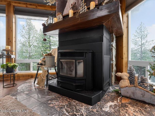 483 Paradise LN, Pinehurst, ID 83850