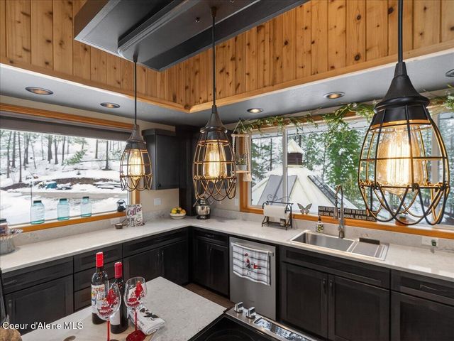 483 Paradise LN, Pinehurst, ID 83850