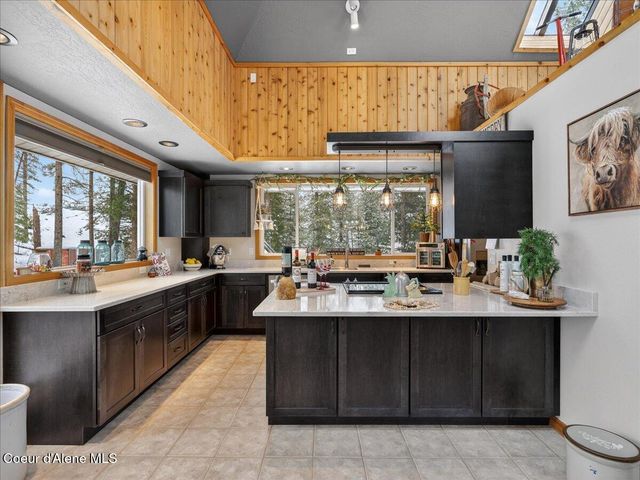 483 Paradise LN, Pinehurst, ID 83850