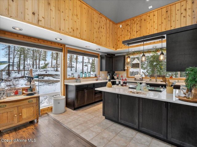 483 Paradise LN, Pinehurst, ID 83850