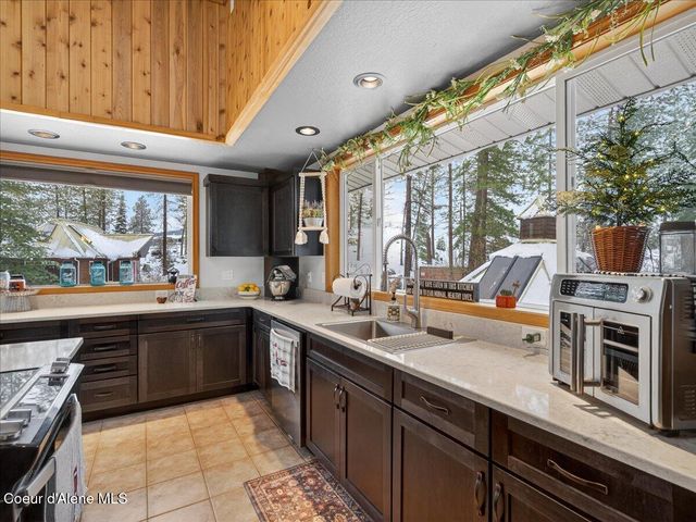 483 Paradise LN, Pinehurst, ID 83850