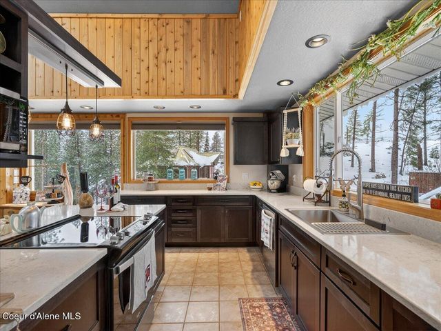 483 Paradise LN, Pinehurst, ID 83850