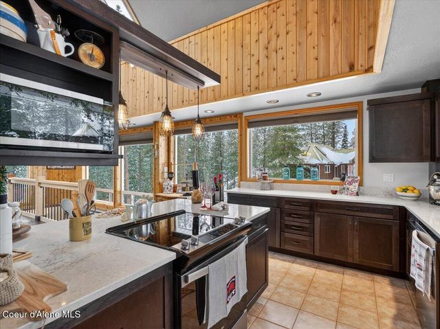 483 Paradise LN, Pinehurst, ID 83850