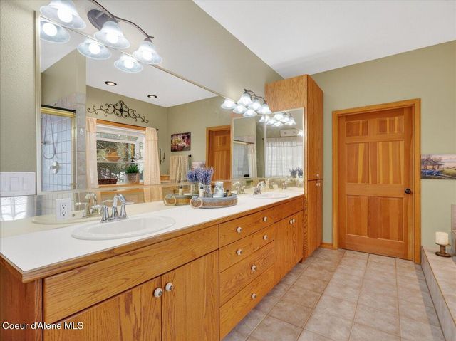 483 Paradise LN, Pinehurst, ID 83850