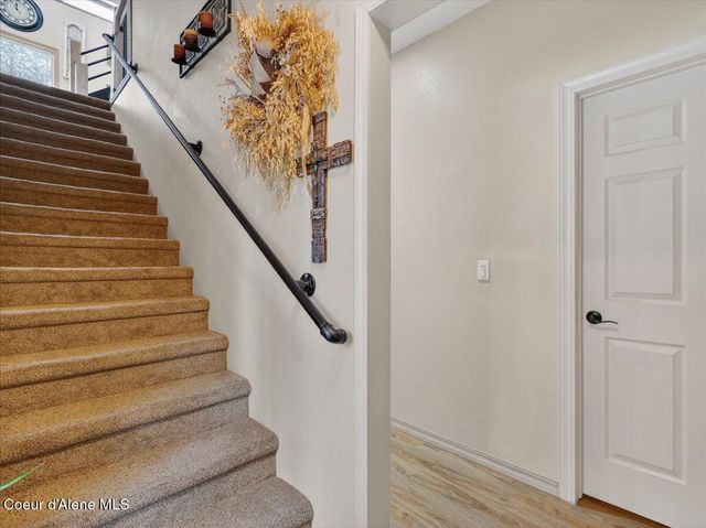 483 Paradise LN, Pinehurst, ID 83850