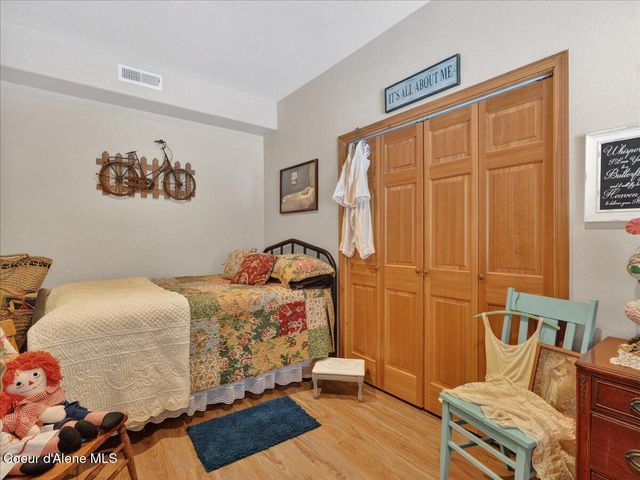 483 Paradise LN, Pinehurst, ID 83850