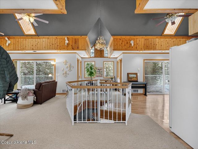 483 Paradise LN, Pinehurst, ID 83850