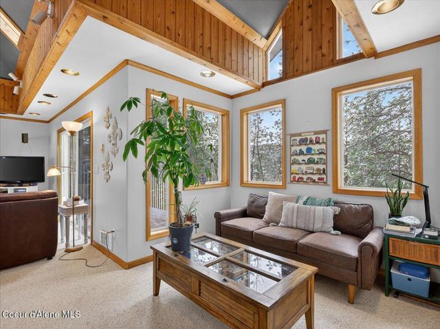 483 Paradise LN, Pinehurst, ID 83850