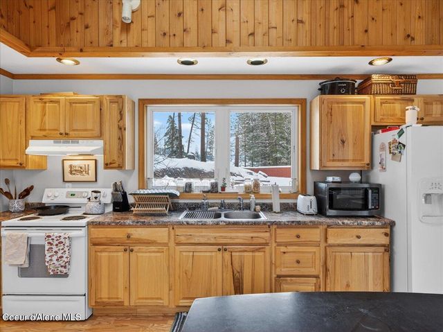 483 Paradise LN, Pinehurst, ID 83850