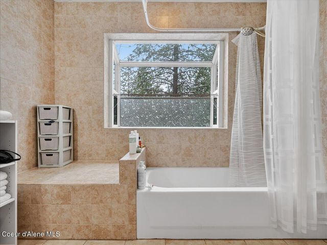 483 Paradise LN, Pinehurst, ID 83850