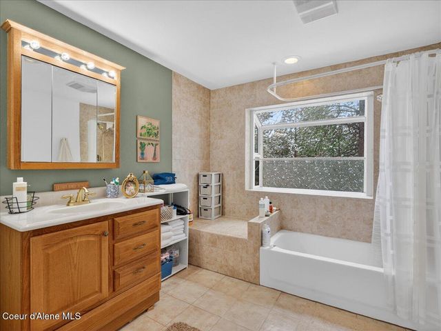 483 Paradise LN, Pinehurst, ID 83850