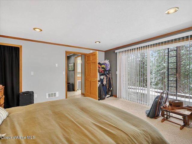 483 Paradise LN, Pinehurst, ID 83850