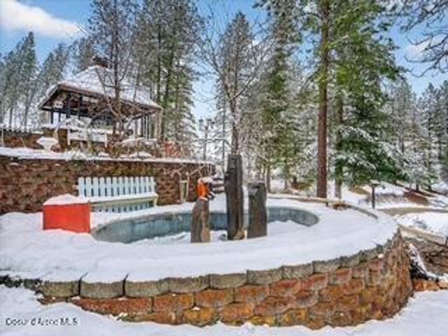 483 Paradise LN, Pinehurst, ID 83850