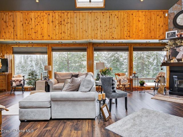 483 Paradise LN, Pinehurst, ID 83850