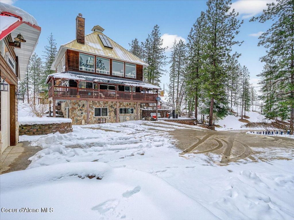 483 Paradise LN, Pinehurst, ID 83850