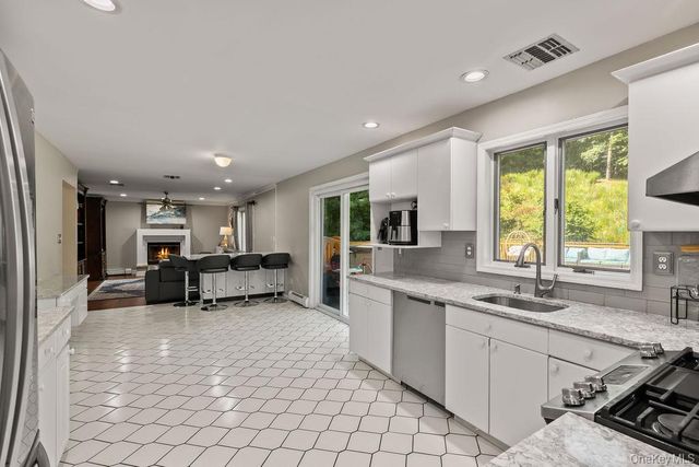 15 Parkside Court, Pomona, NY 10970