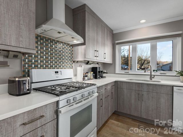 321 Britton Creek Drive, Hendersonville, NC 28791