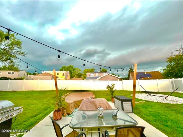 8 Willow Court, Parlin, NJ 08859