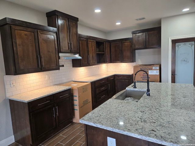128 Woodbridge, La Vernia, TX 78121