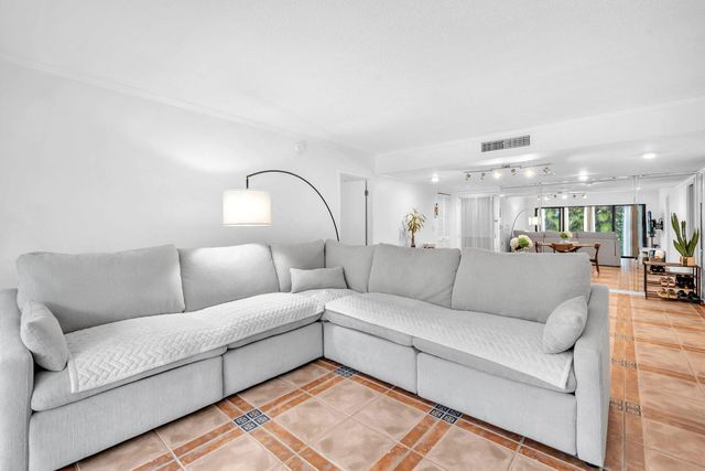 1823 Presidential Way E101, West Palm Beach, FL 33401