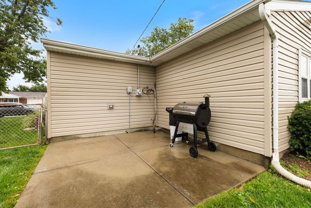 345 Hickory Avenue, Romeoville, IL 60446