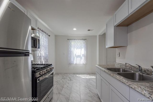 24601 Stanford Street, Dearborn Heights, MI 48125