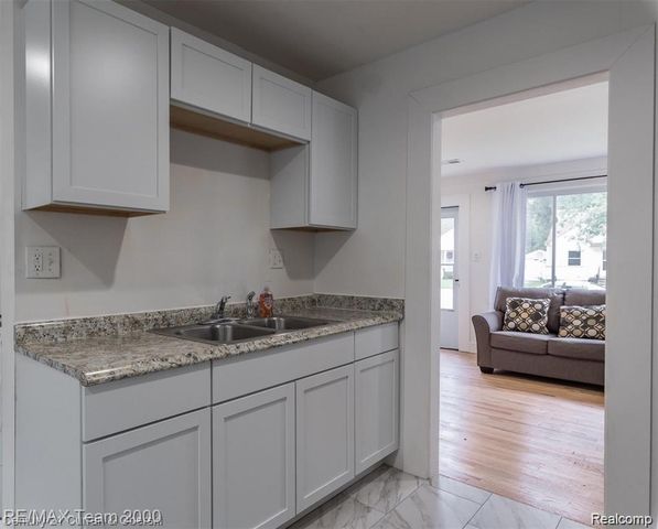24601 Stanford Street, Dearborn Heights, MI 48125