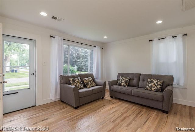 24601 Stanford Street, Dearborn Heights, MI 48125