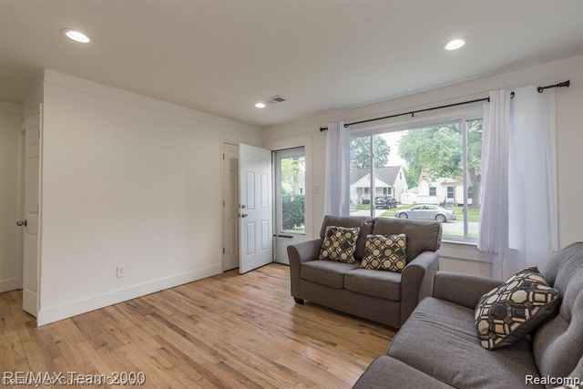 24601 Stanford Street, Dearborn Heights, MI 48125