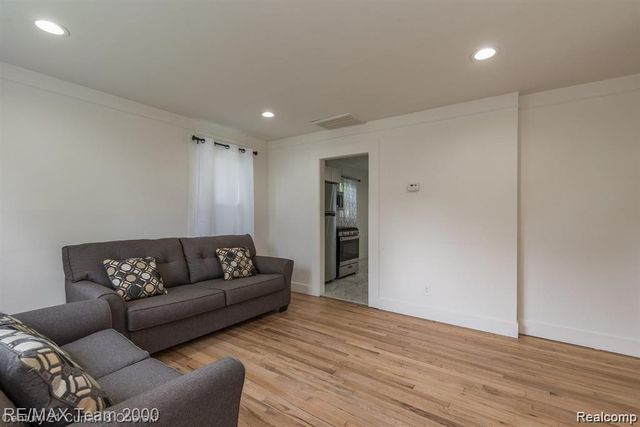 24601 Stanford Street, Dearborn Heights, MI 48125