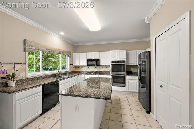 376 Bracken Court, Troy, MI 48098