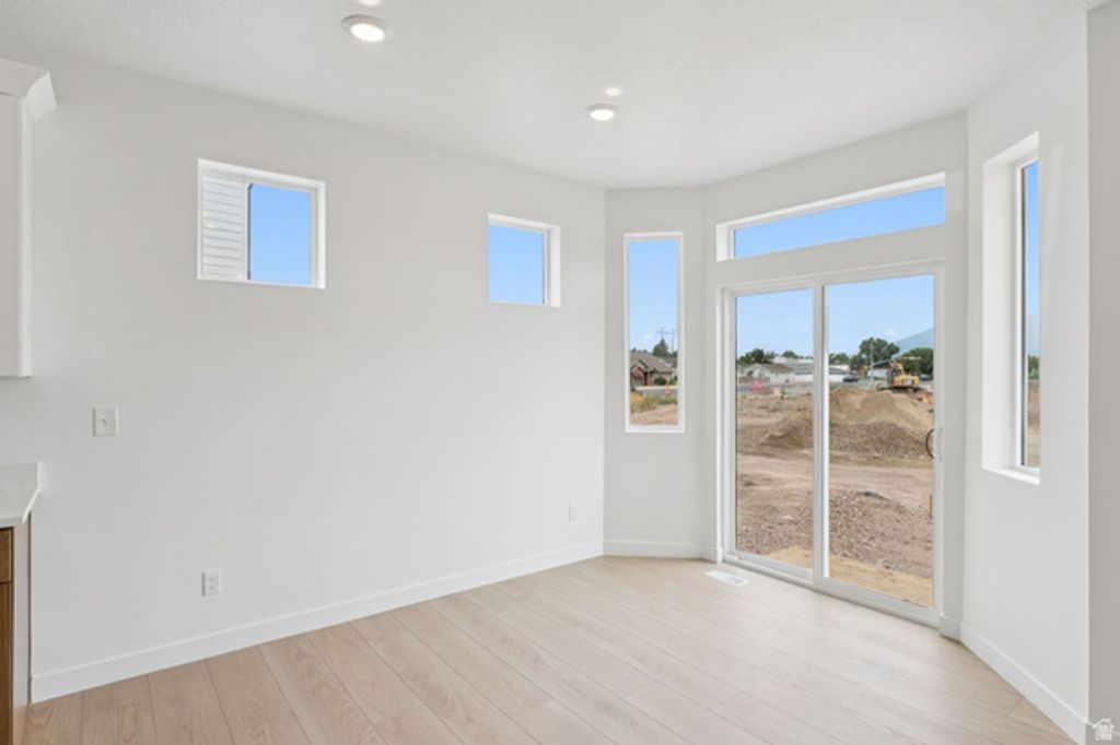 Image 16 of property listing at 983 W MOTOR VU DR #208, Riverdale, UT 84405