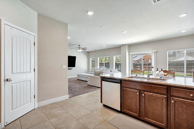 3885 Alamos Avenue, Clovis, CA 93619