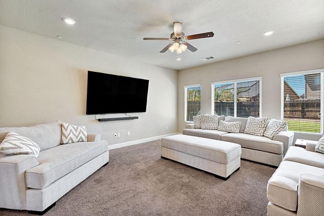3885 Alamos Avenue, Clovis, CA 93619