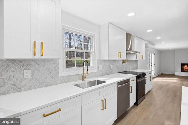 4178 WATERWAY DR, Dumfries, VA 22025