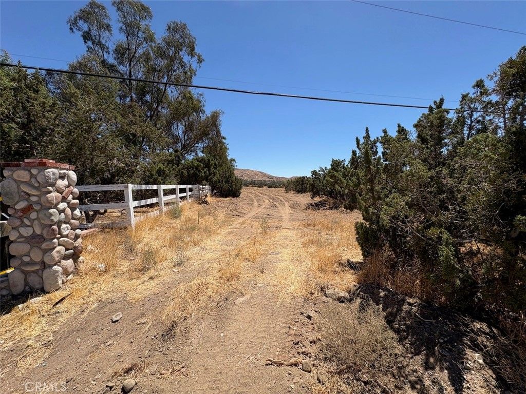 Image 7 of property listing at 22 Shannondale Rd., Acton, CA 93510