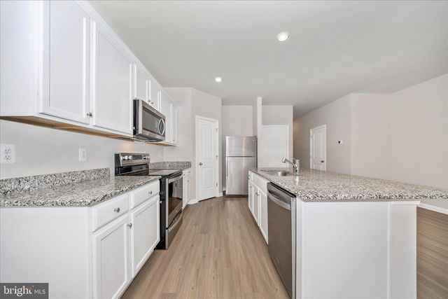 45 BLOOMSBURY ST, Falling Waters, WV 25419